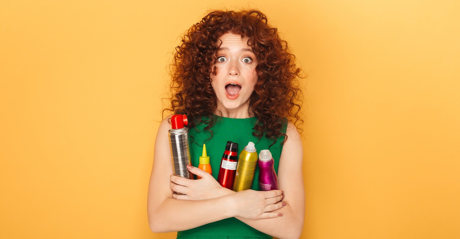 1363 Modelo Segurando Itens De Haircare