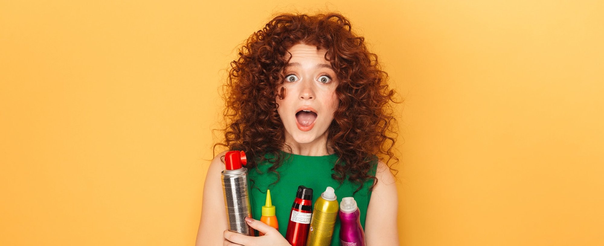1363 Modelo Segurando Itens De Haircare