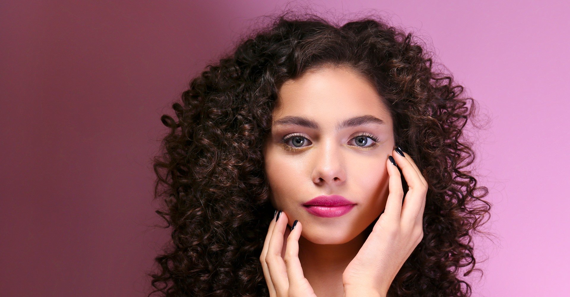 1369 Modelo Com Cabelo Cacheado E Franja