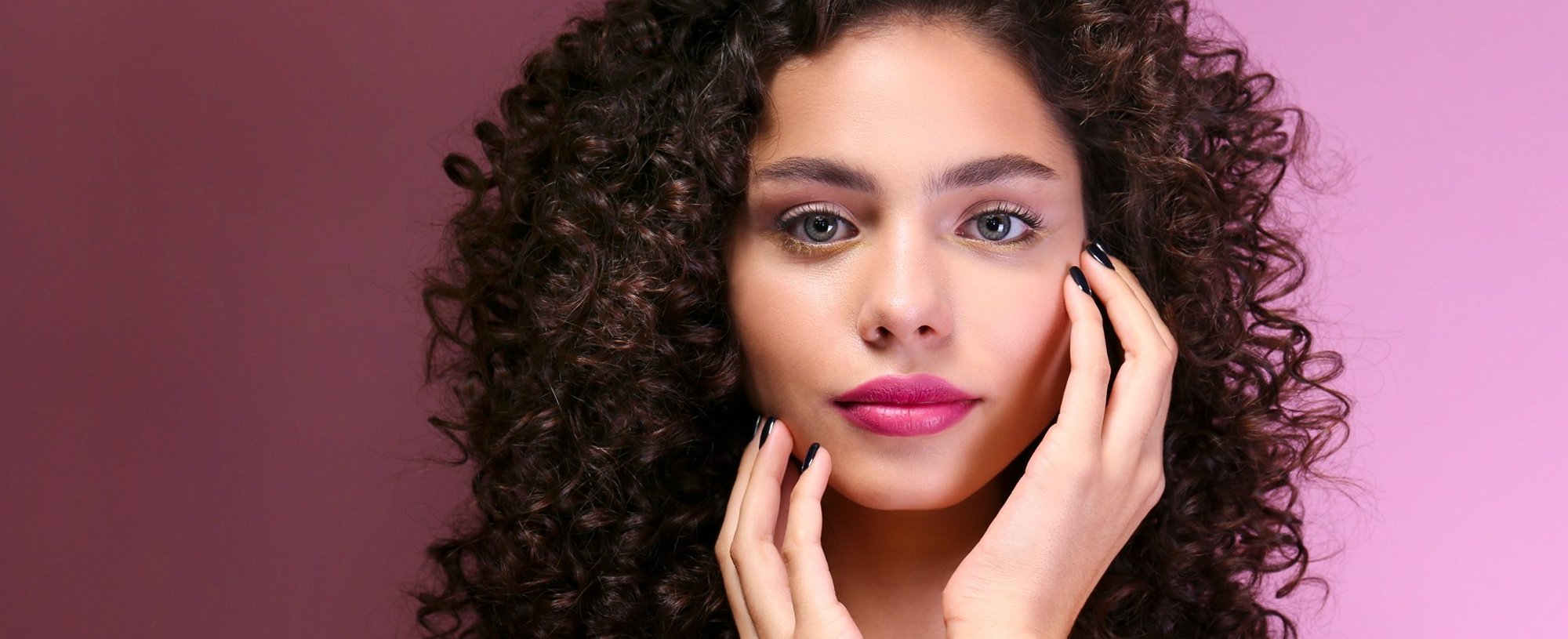1369 Modelo Com Cabelo Cacheado E Franja