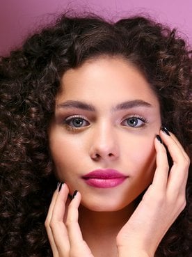 1369 Modelo Com Cabelo Cacheado E Franja
