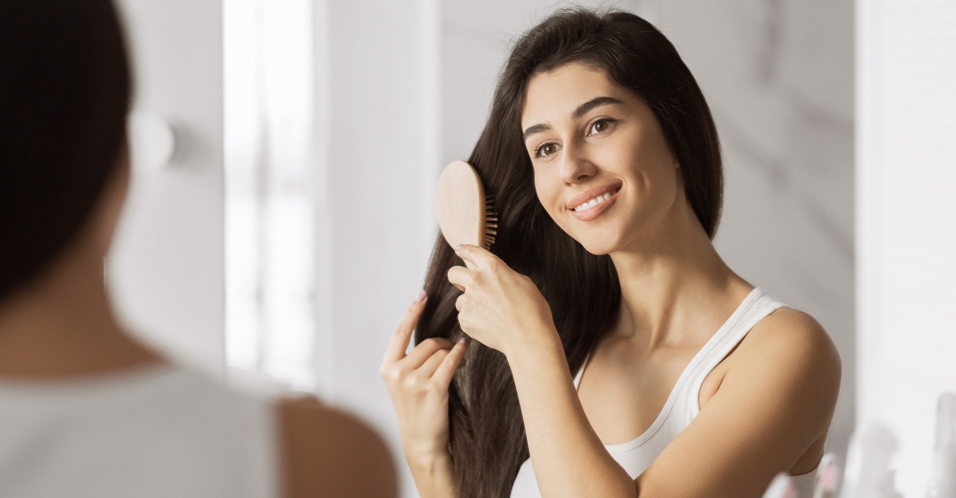 1381 Mulher Cuidando Dos Seus Cabelos