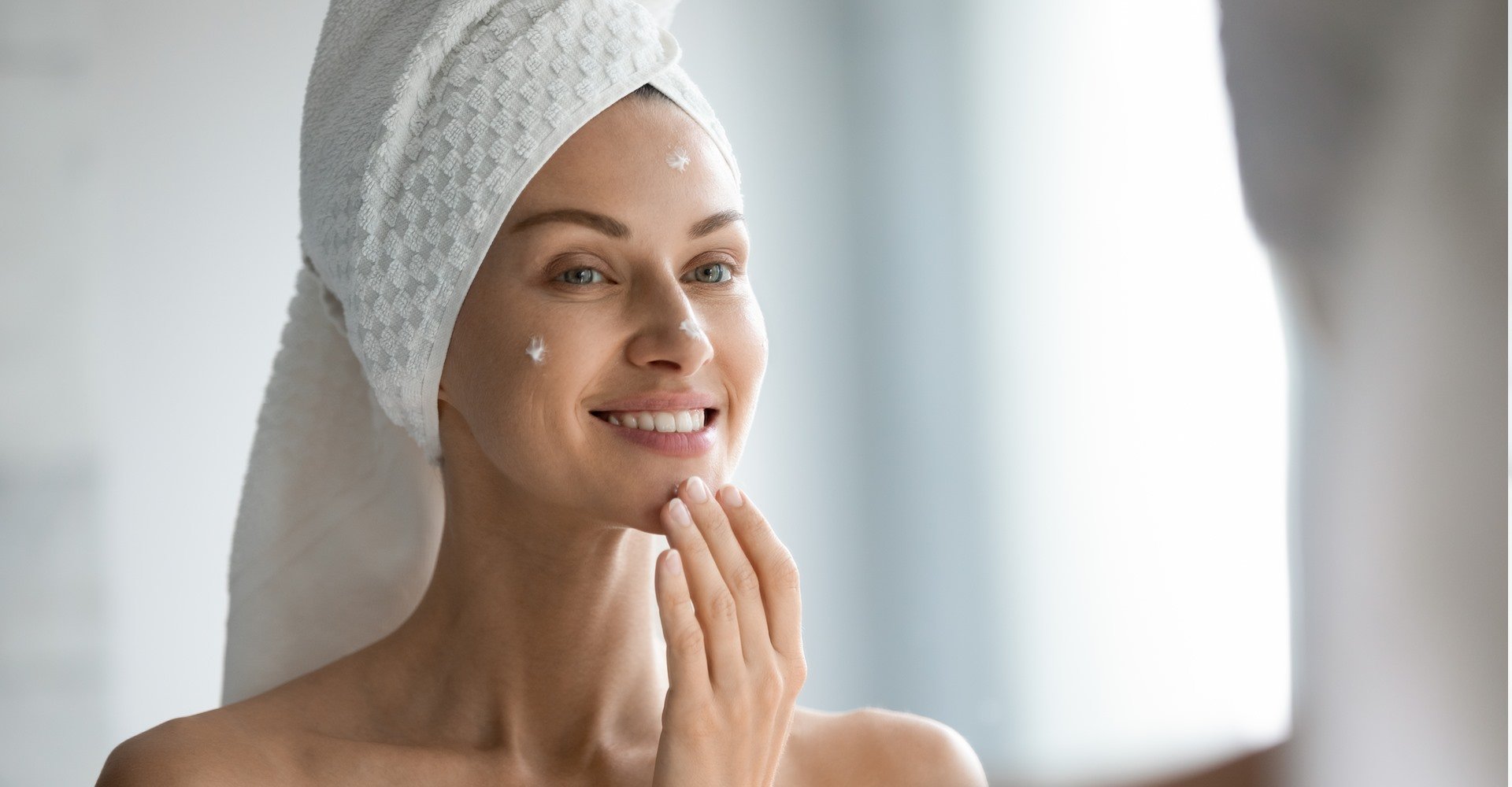 1385 Mulher Observando Sua Pele No Espelho