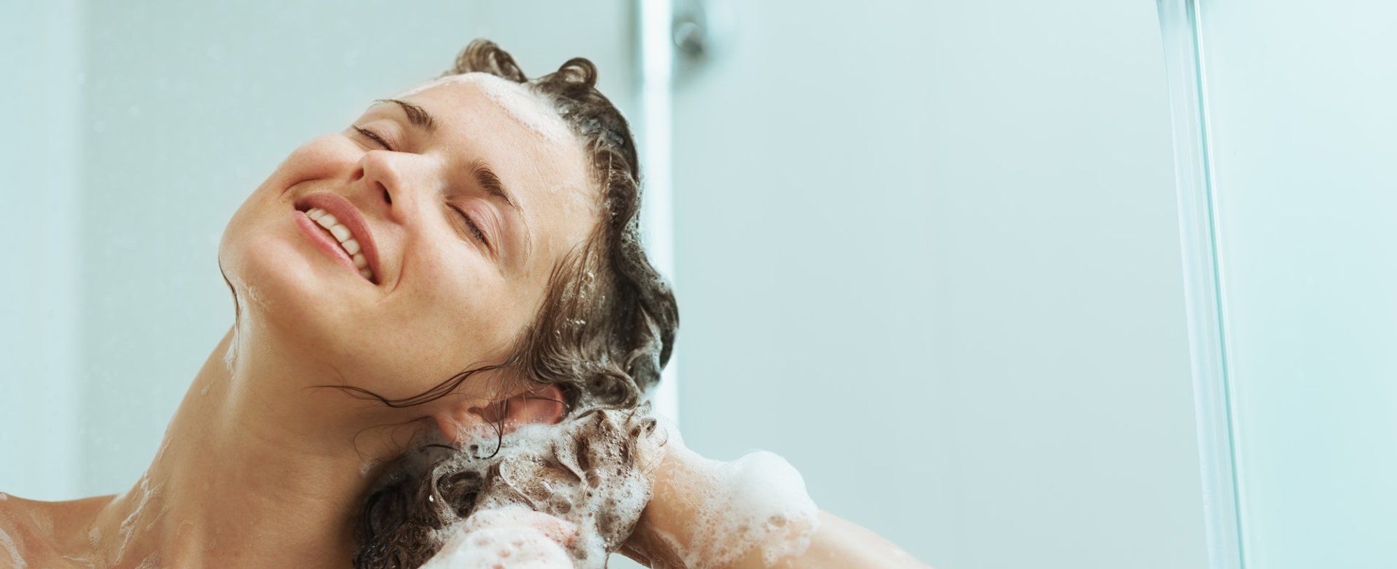 1401 Mulher Tomando Banho E Passando Shampoo