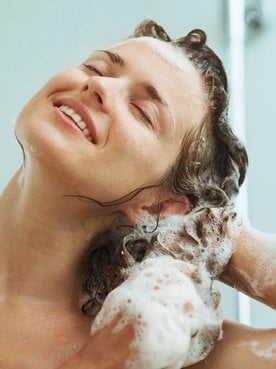 1401 Mulher Tomando Banho E Passando Shampoo