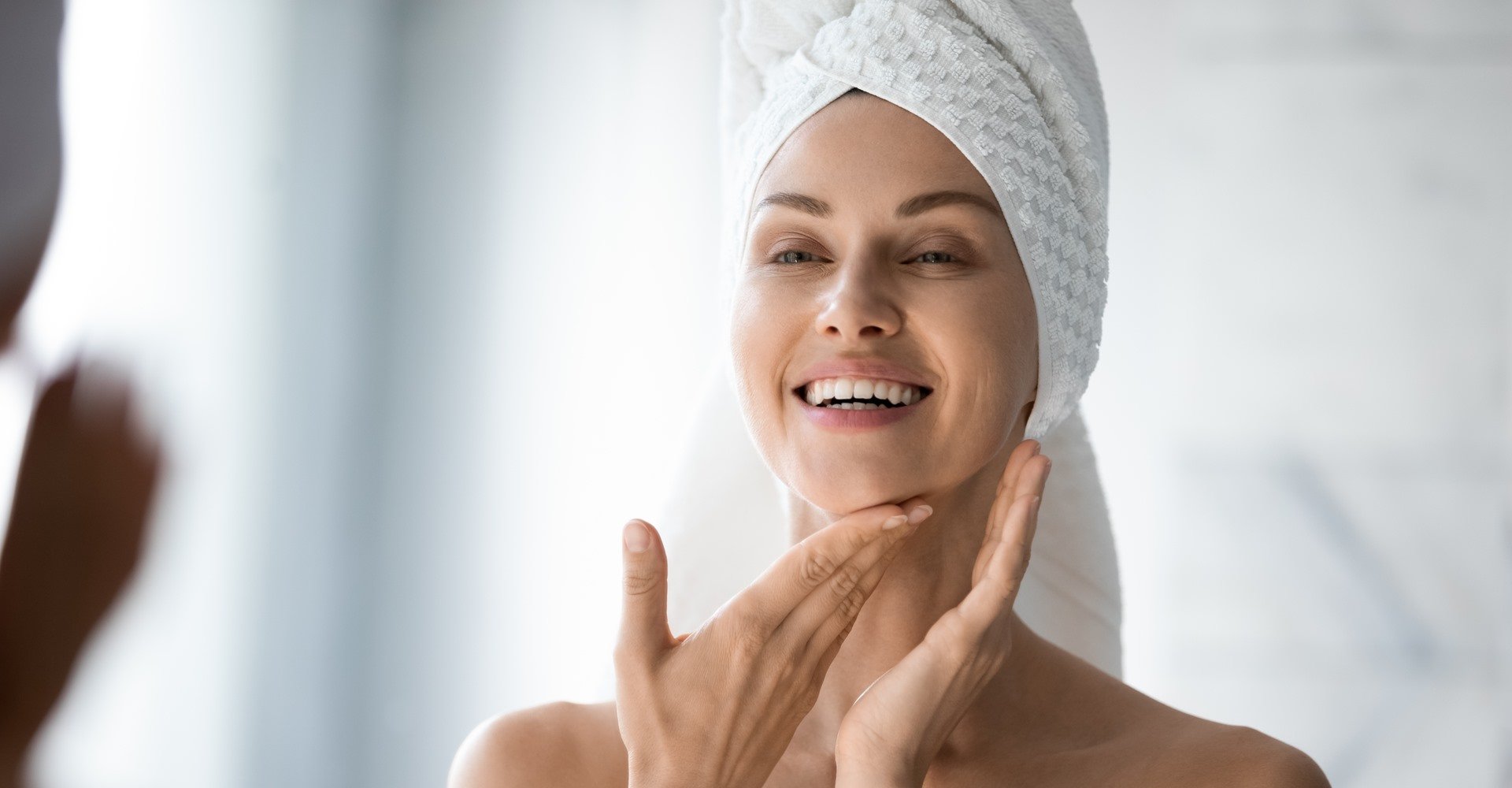 1407 Mulher Observando Seu Rosto No Espelho