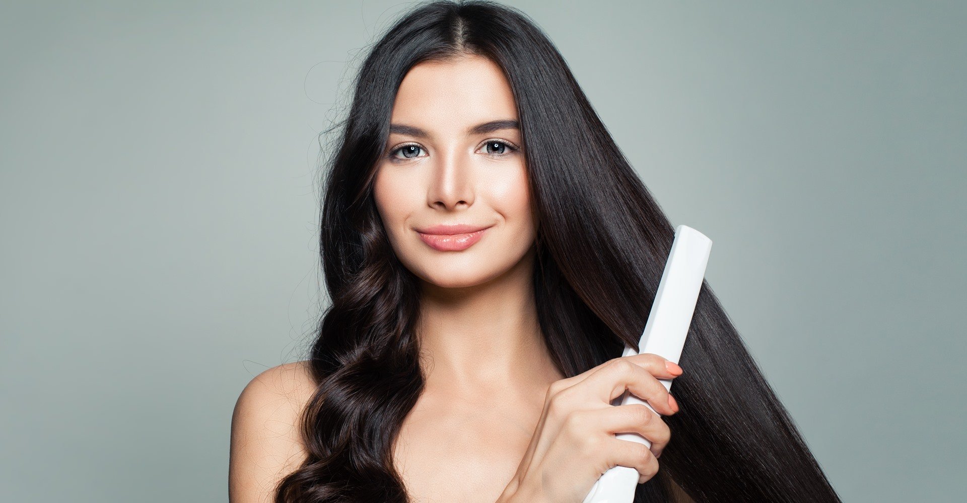 1408 Mulher Fazendo Chapinha Em Uma Parte Do Cabelo