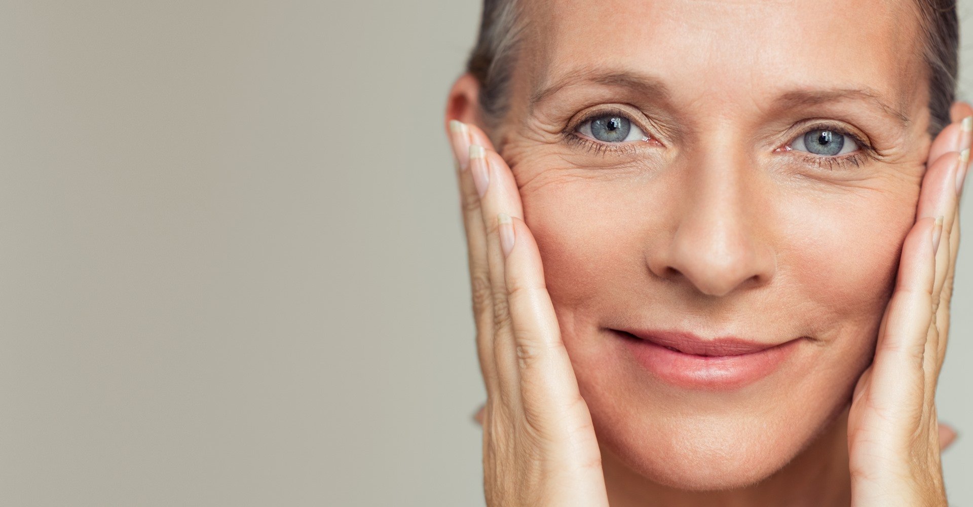 Mulher Observando Seu Rosto