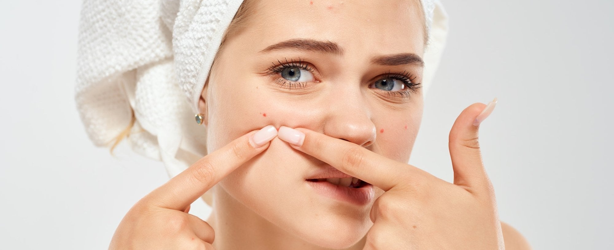 Mulher Observando Suas Acnes