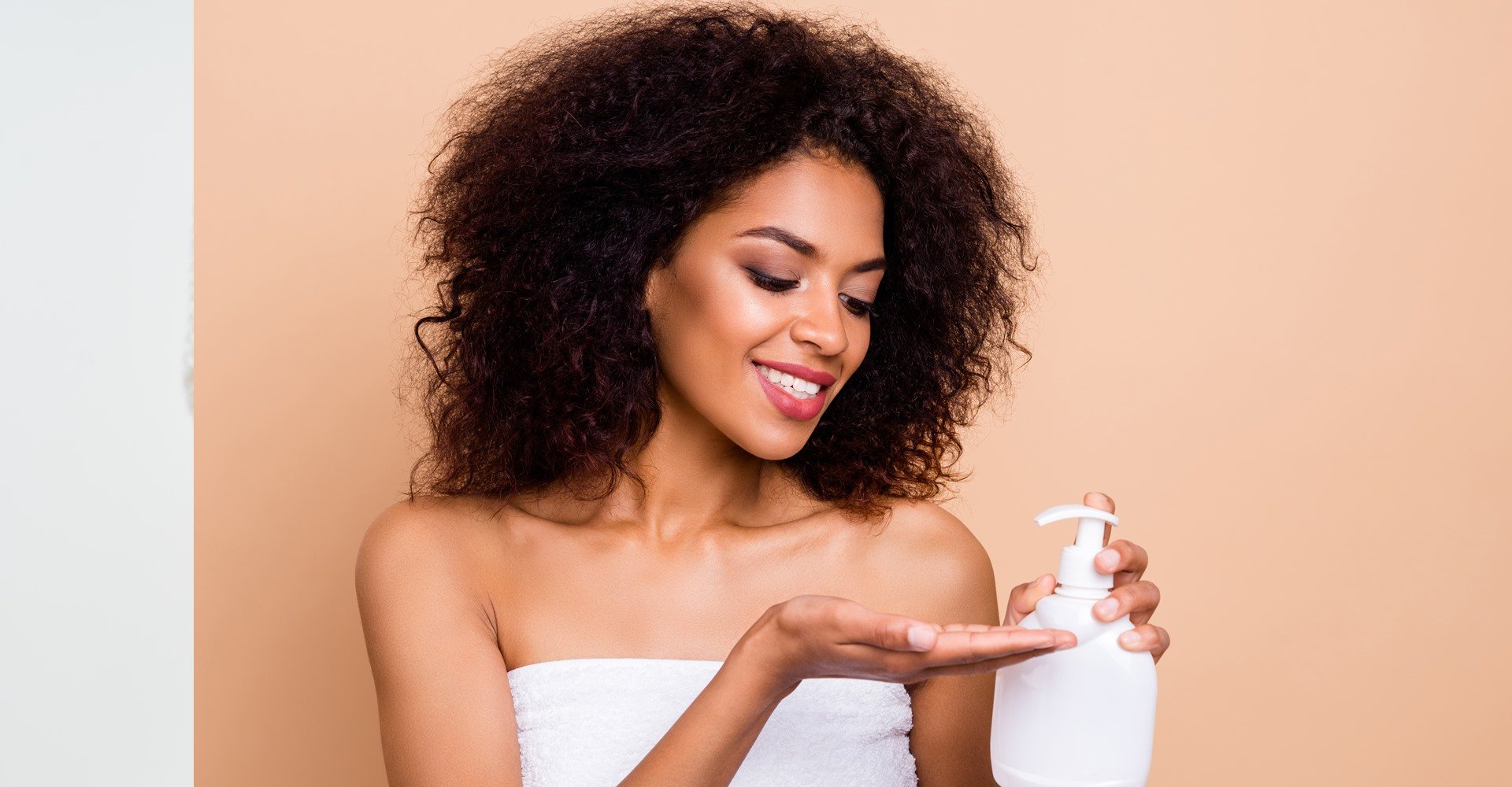 Mulher Hidratando Seu Cabelo