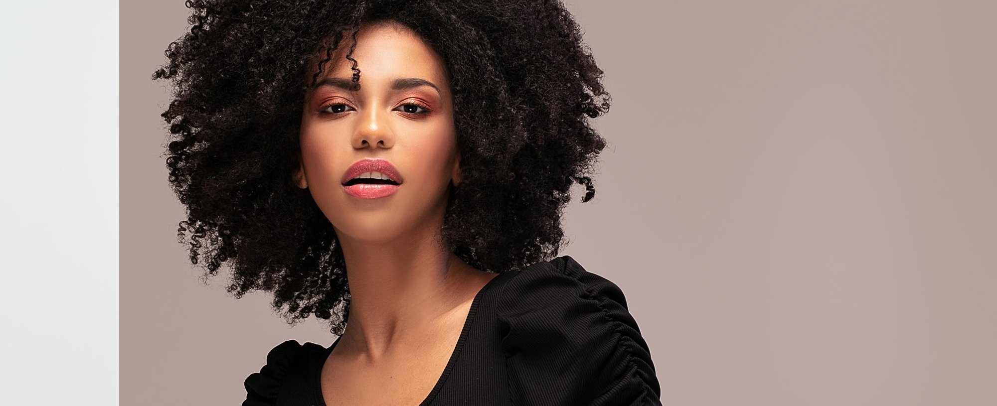 Mulher Com Cabelo Cacheado
