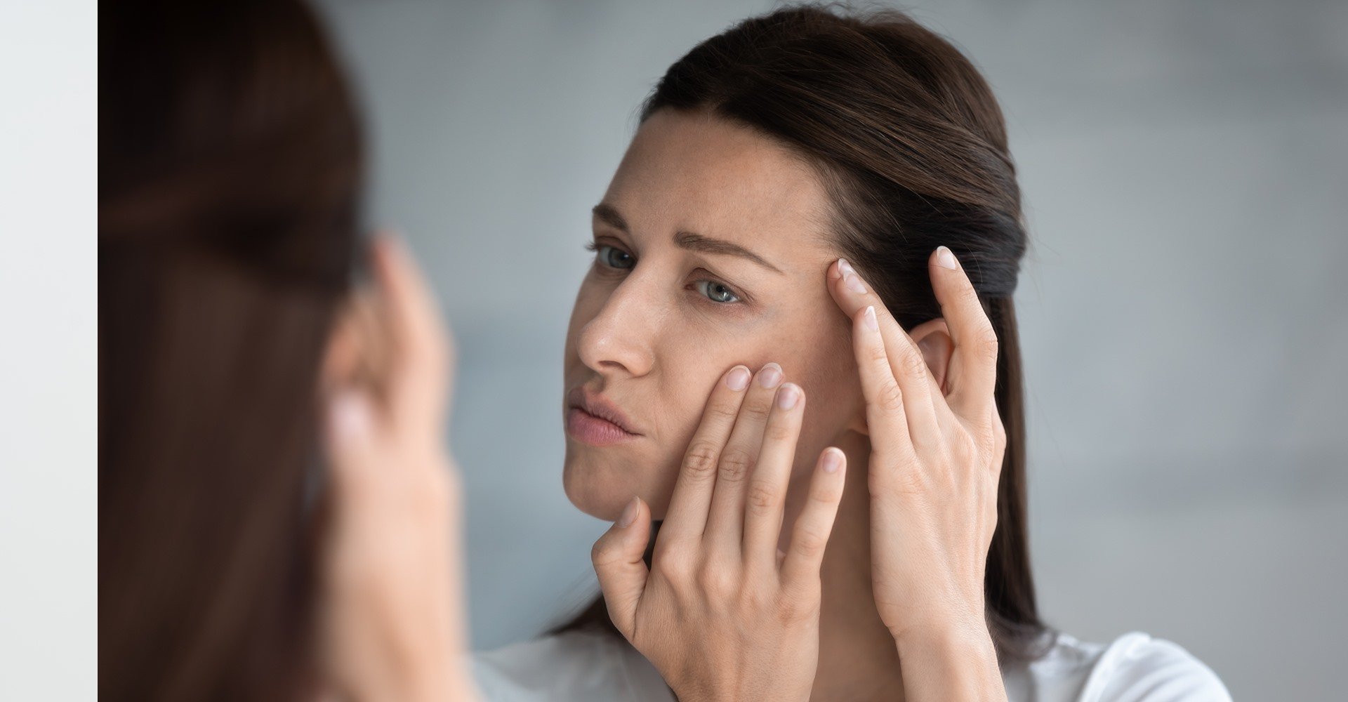 Mulher Observando Sua Pele Pela Manha