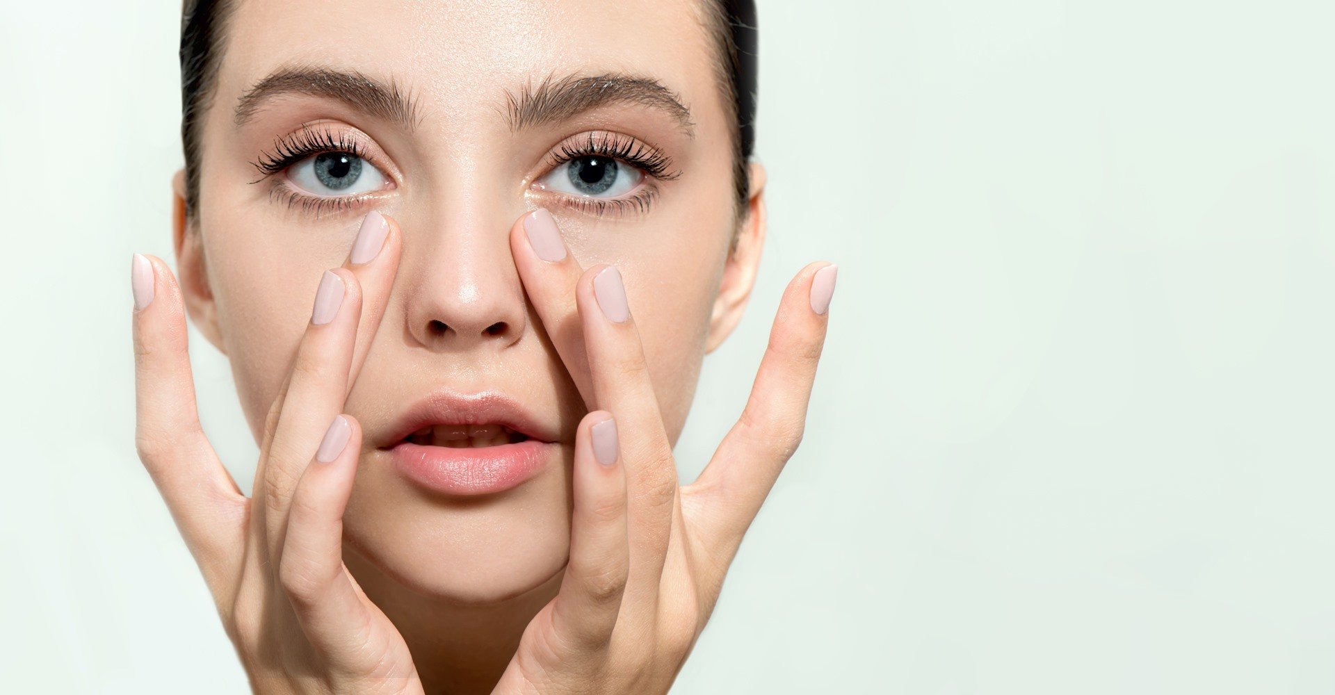 1841 Mulher Olhando Suas Olheiras