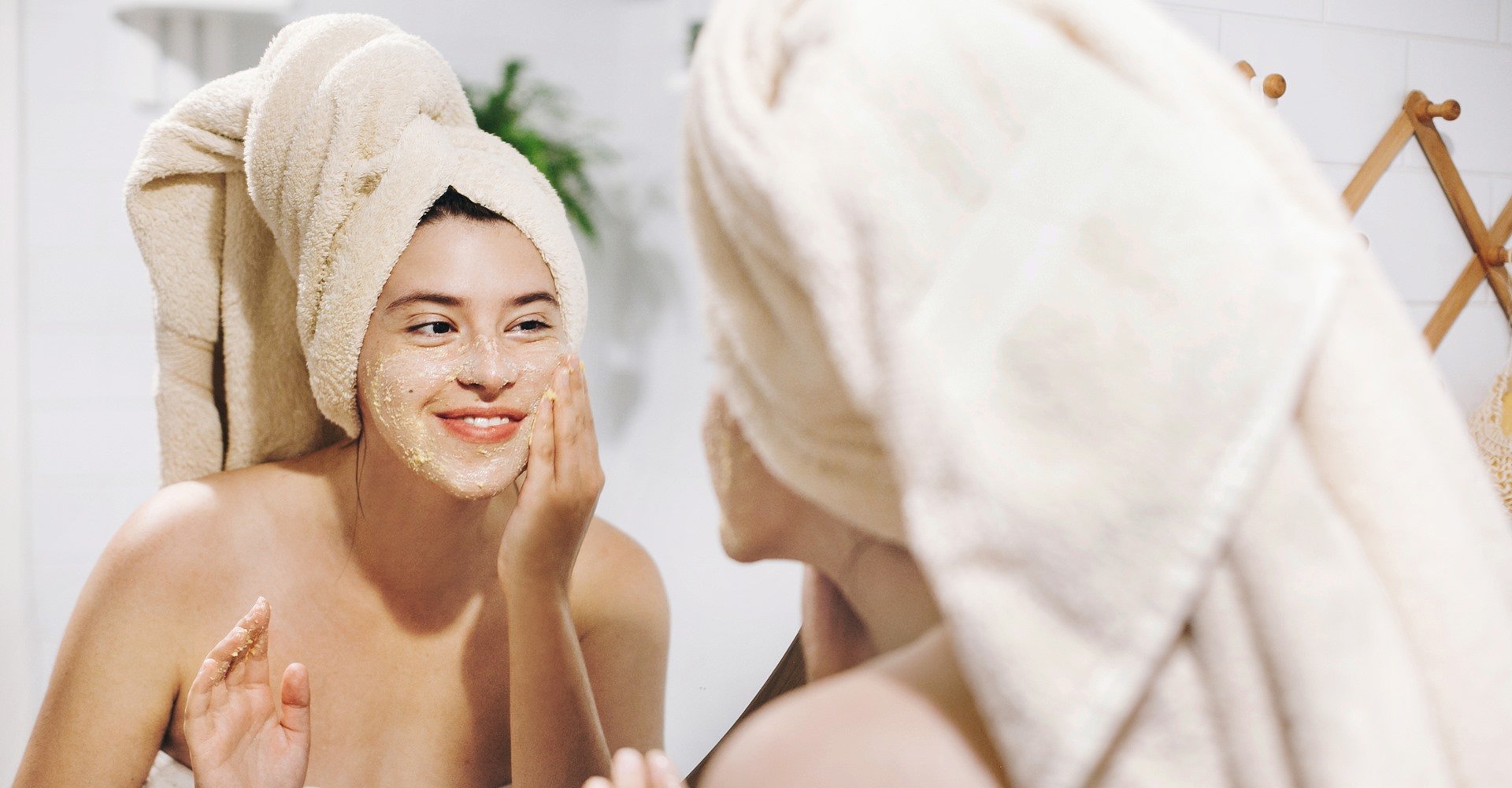 1842 Mulher Observando Seu Rosto No Espelho