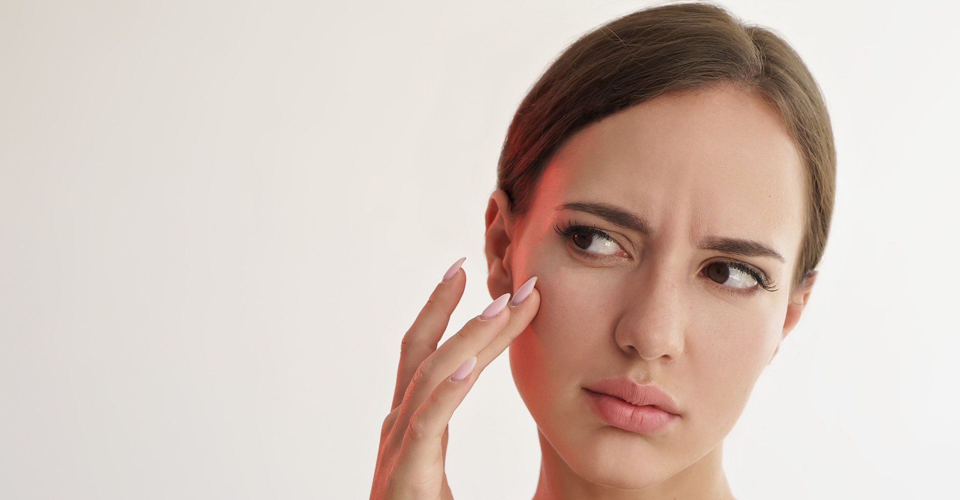 1846   Mulher Observando Seu Rosto