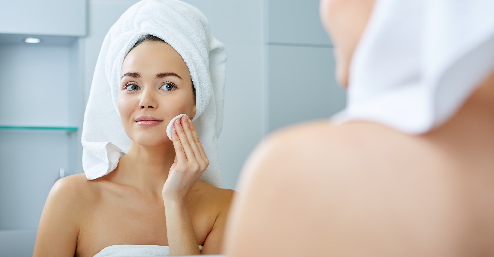 1849 Mulher Limpando Sua Pele