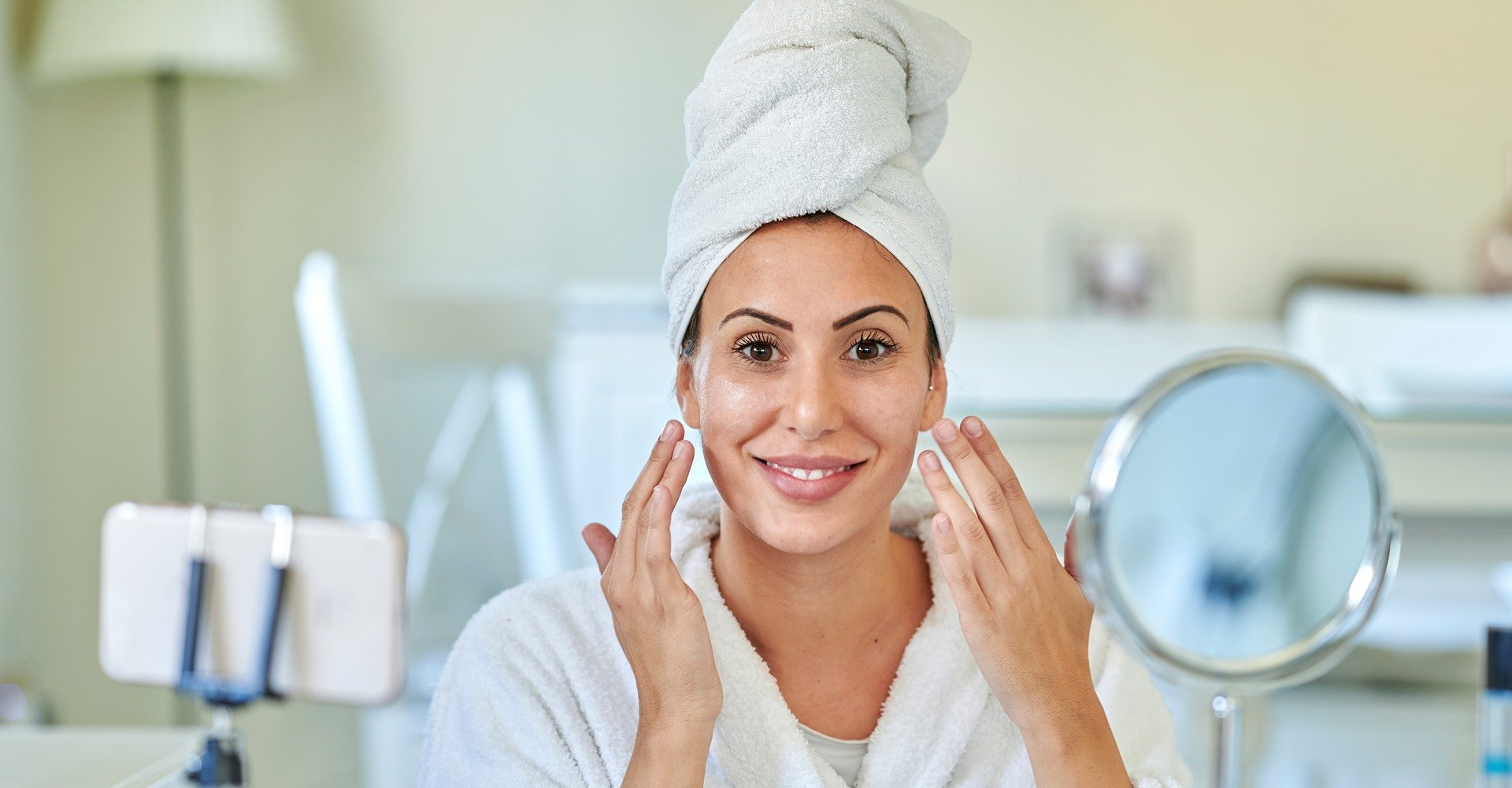 1855 Mulher Passando Creme No Rosto