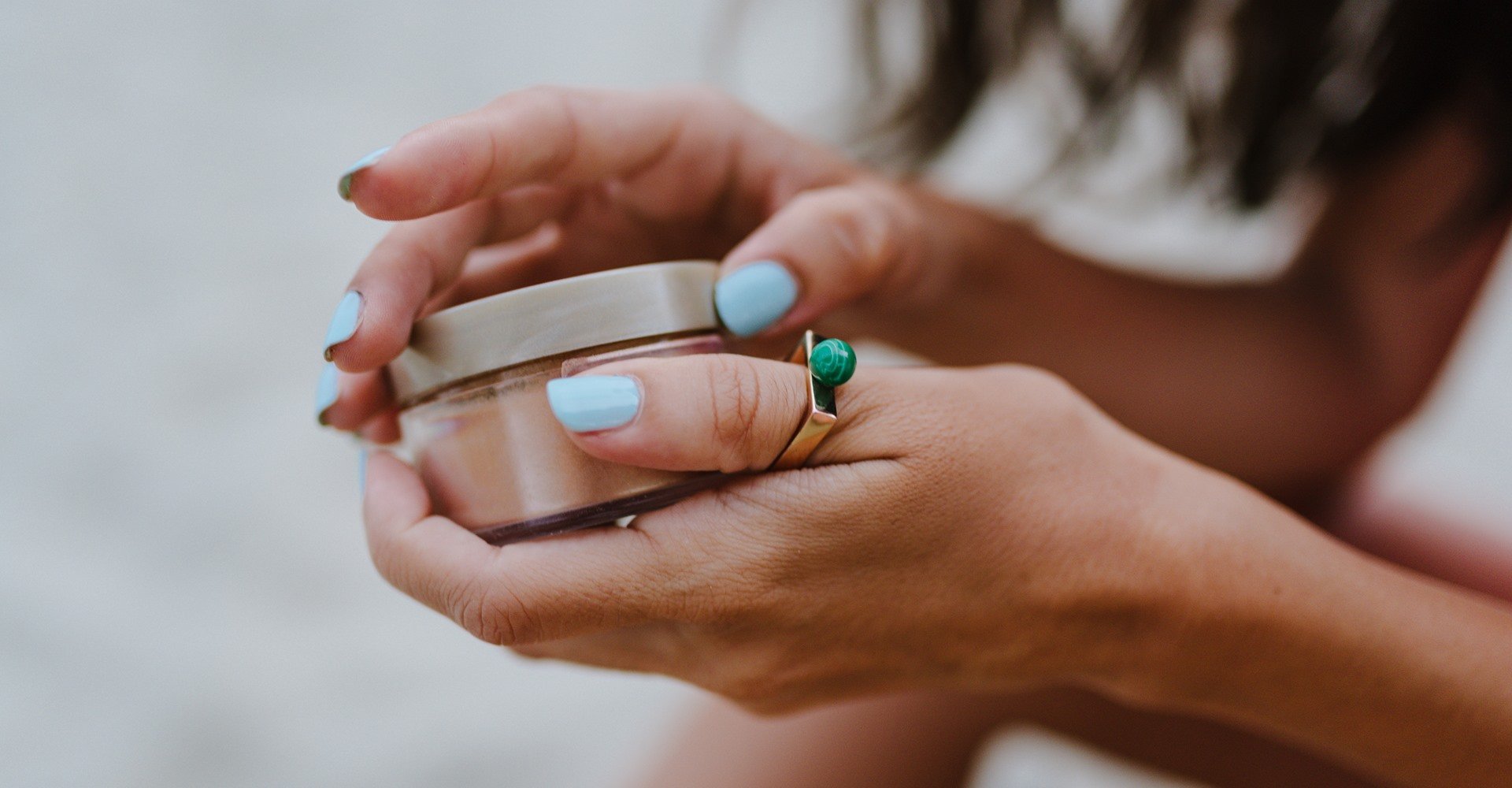 2294 Fitrosolarantesdeiramanicuredescubraporqueeprecisoaplicaroprodutonasmaosnahoradefazerasunhas