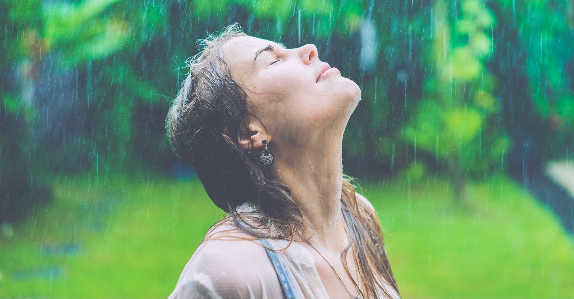 2301 O Cabelo Pegou Chuva Confira Truques Para Salvar O Visual Sem Secador Ou Chapinha