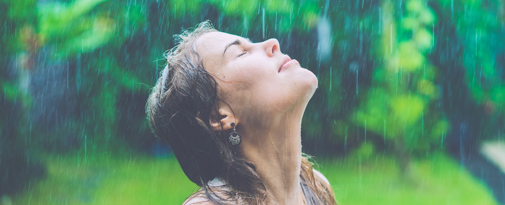 2301 O Cabelo Pegou Chuva Confira Truques Para Salvar O Visual Sem Secador Ou Chapinha