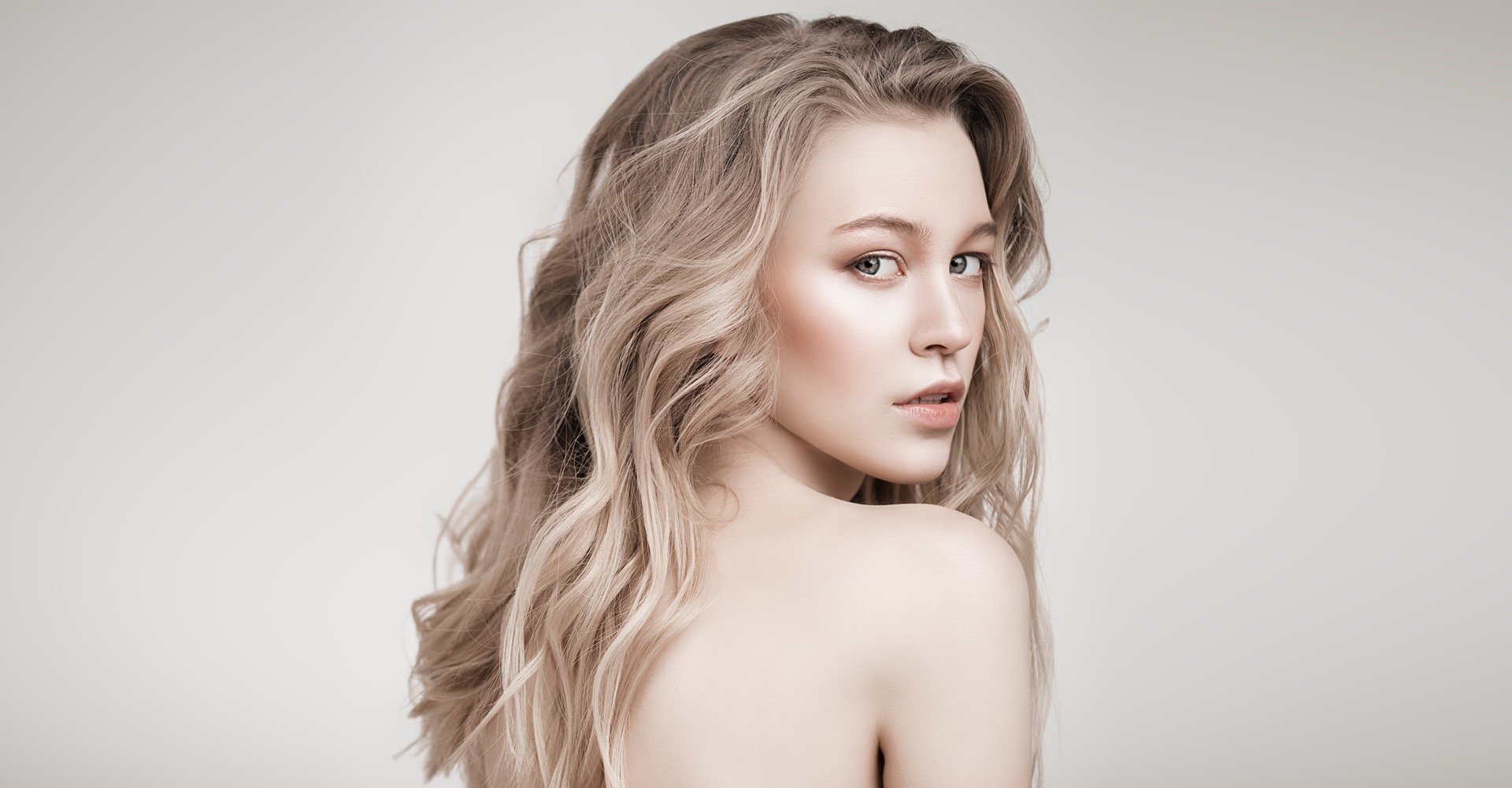 Modelo branca e loira posando para a foto