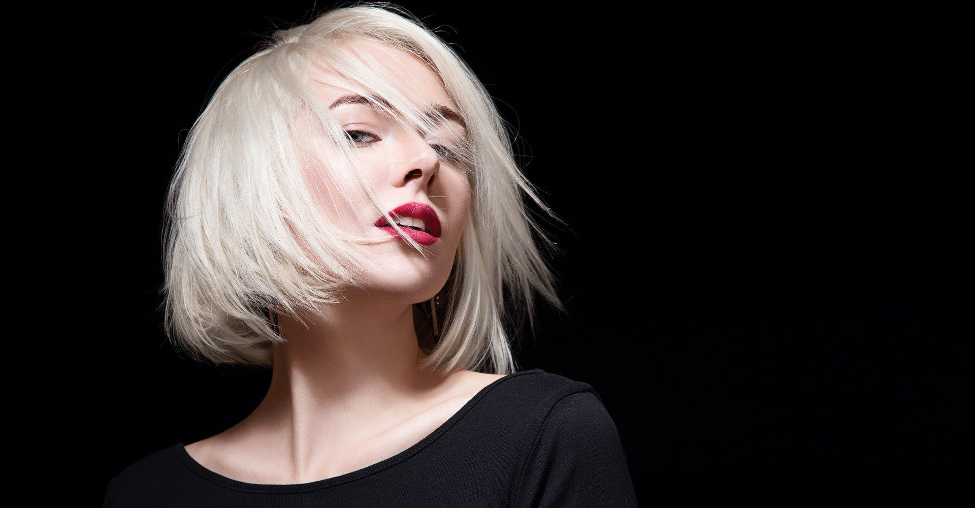 Modelo branca com cabelo platinado