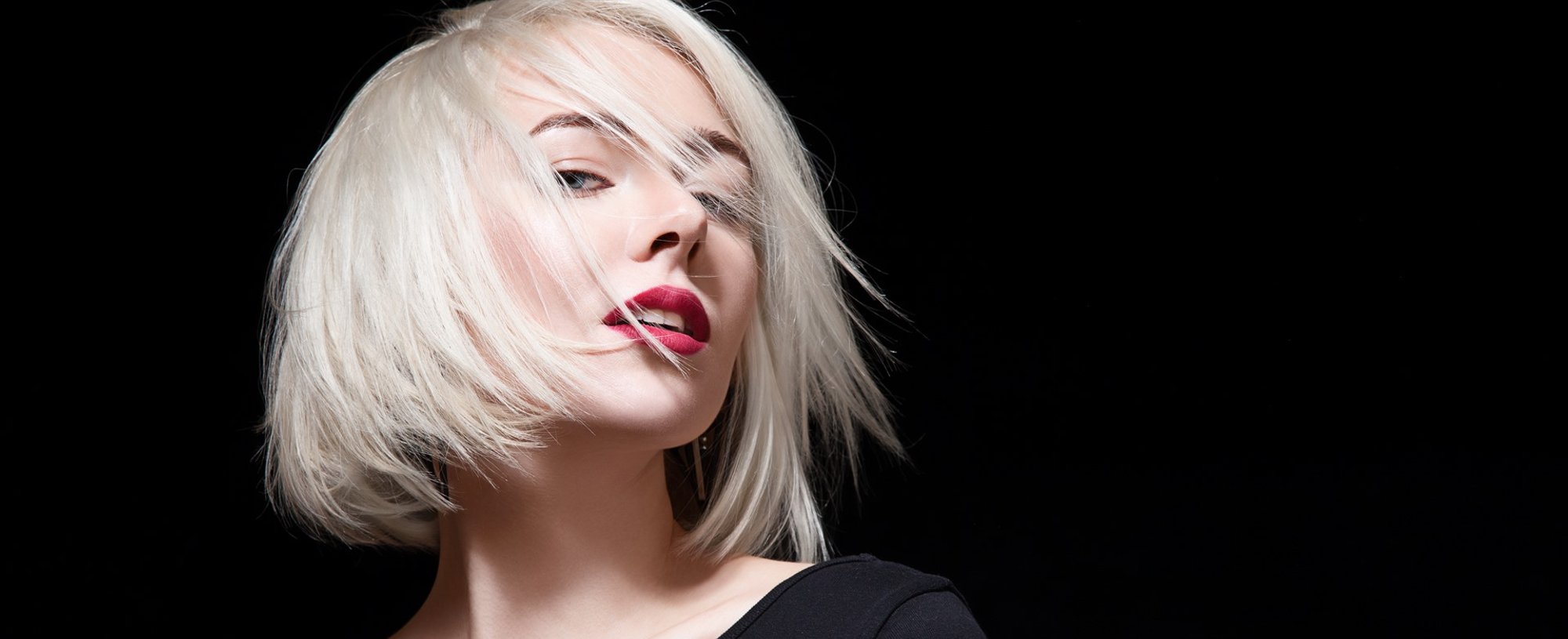Modelo branca com cabelo platinado