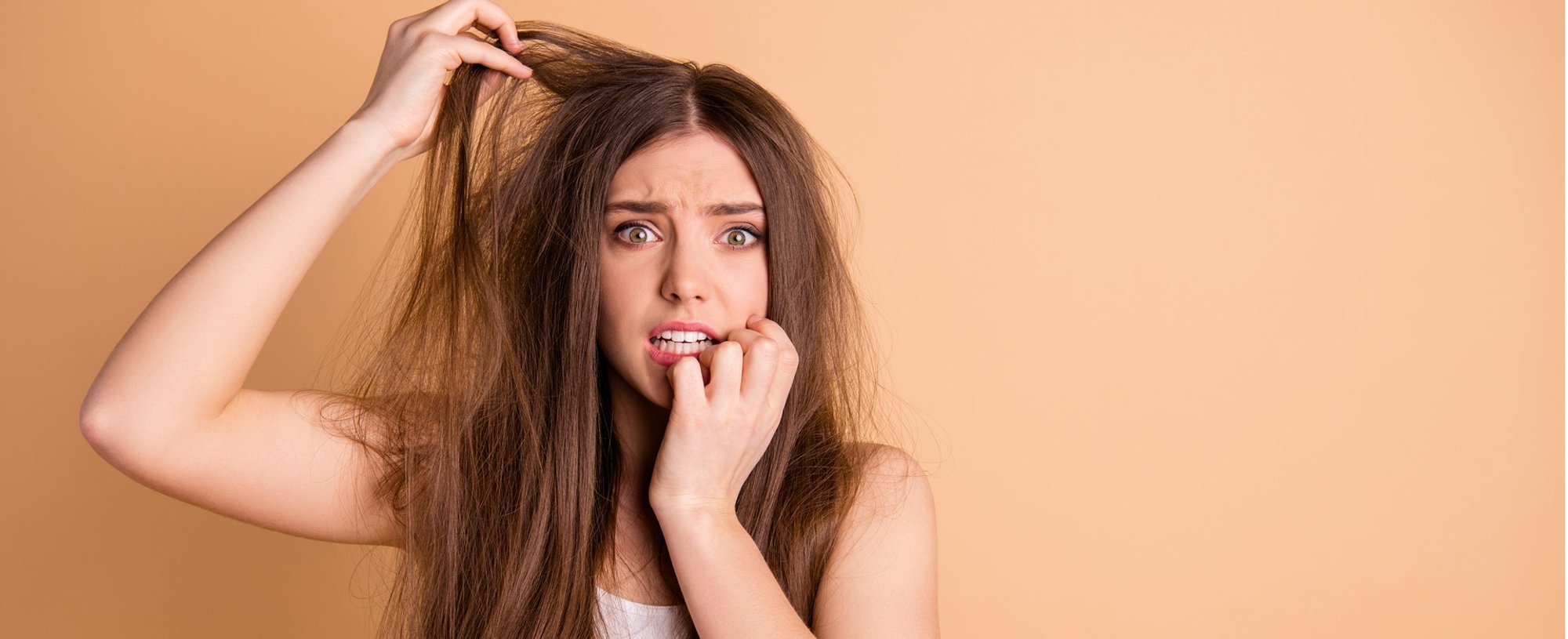 Modelo com as mãos no cabelo