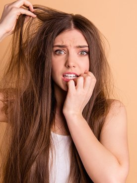 Modelo com as mãos no cabelo