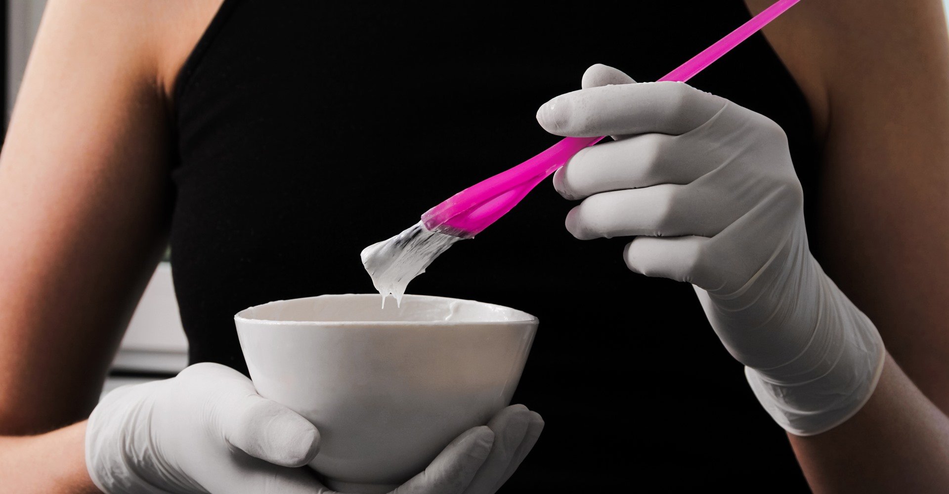 Profissional com recipiente com tinta