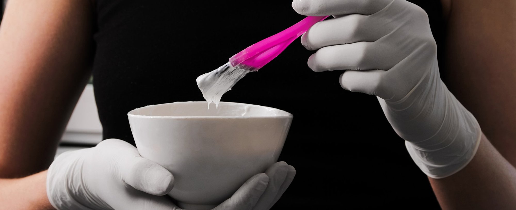 Profissional com recipiente com tinta