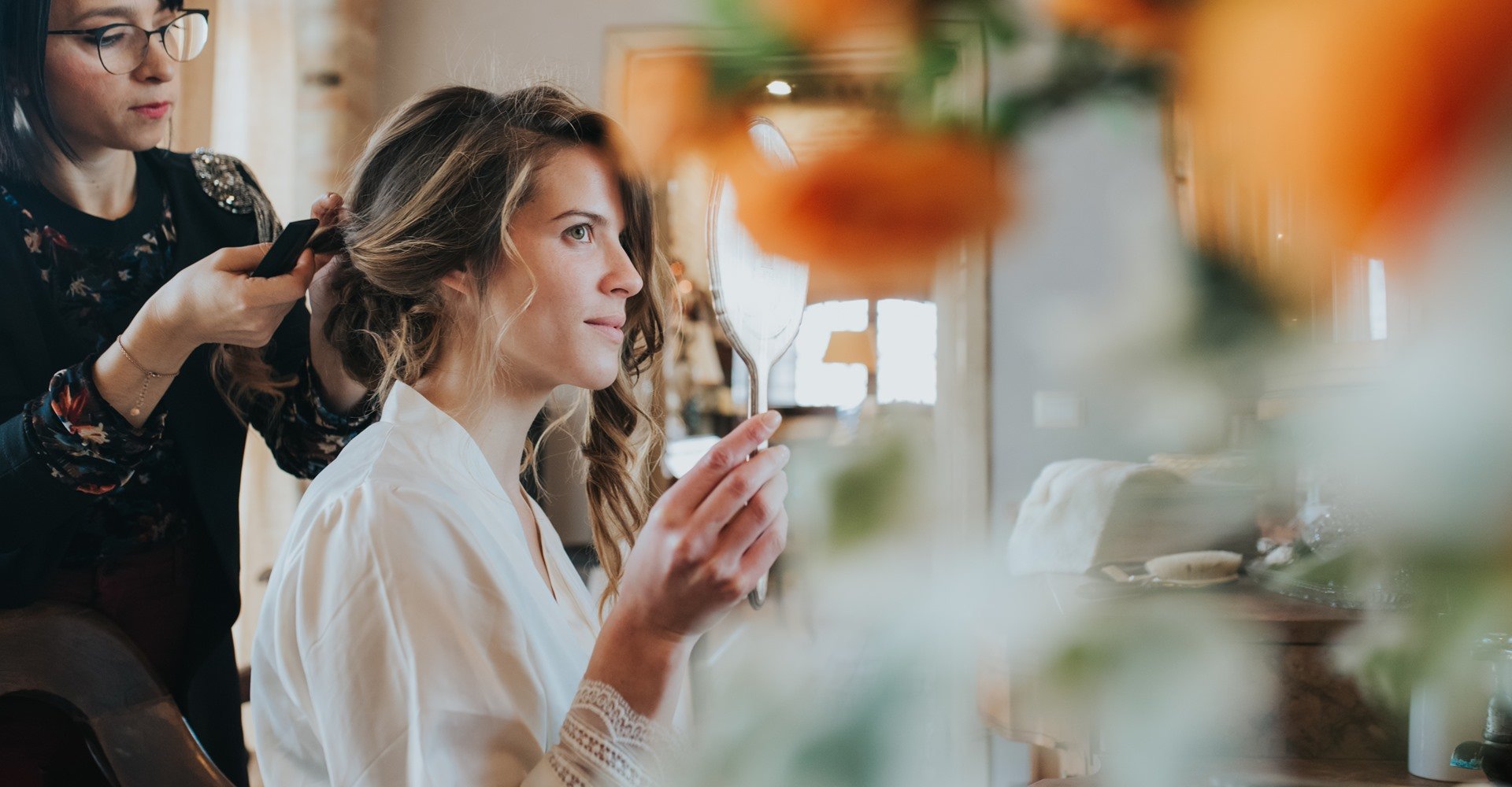Profissional fazendo penteado em noiva