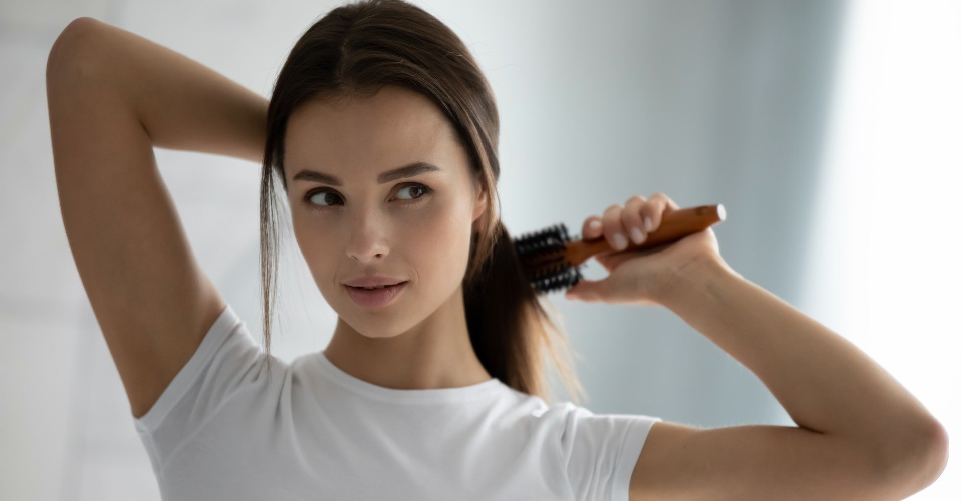 Modelo branca penteando seus cabelos