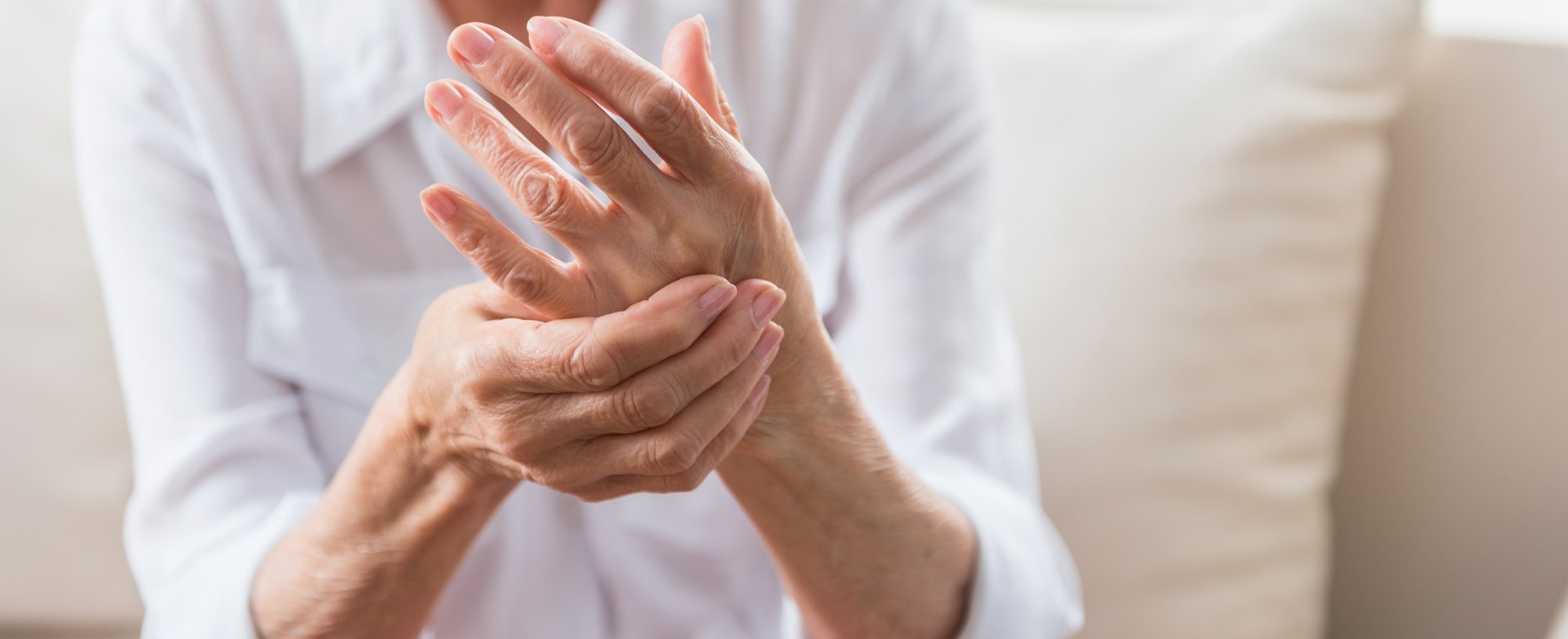 Modelo analisando suas mãos