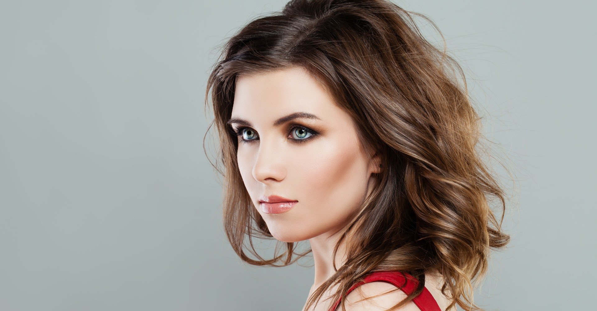 Modelo branca com cabelo castanho curto e ondulado