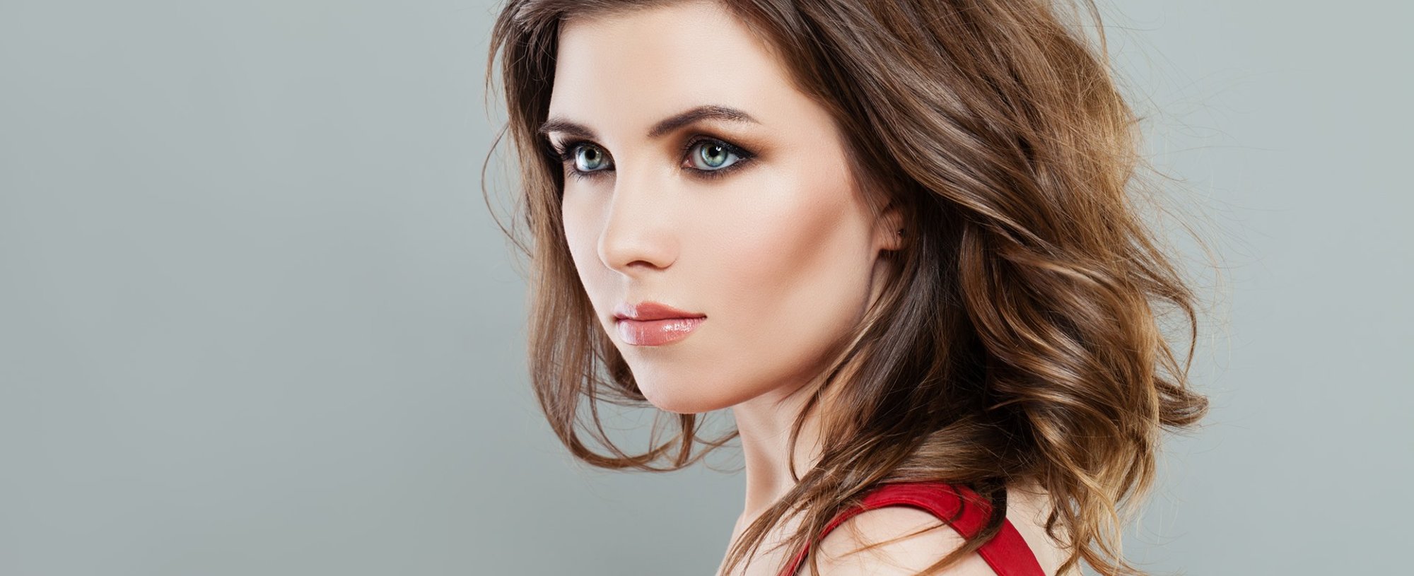 Modelo branca com cabelo castanho curto e ondulado