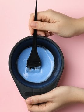 Recipiente com liquido azul dentro