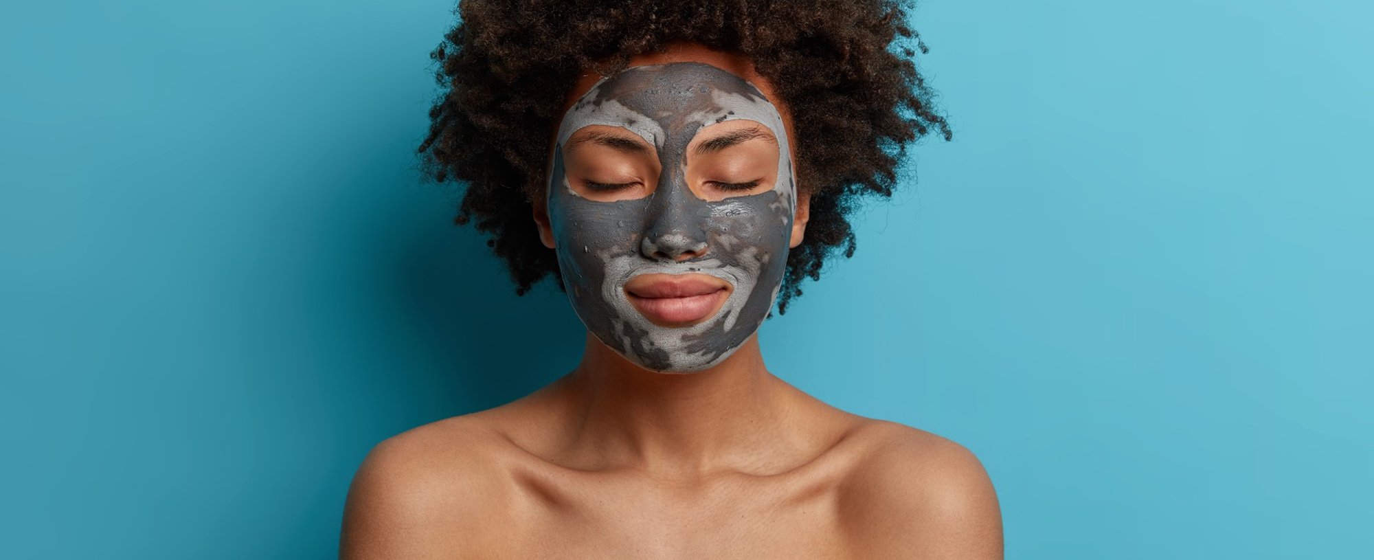 Modelo negra com argila verde no rosto