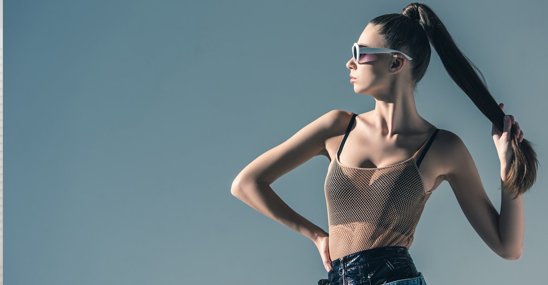 Modelo com rabo de cavalo