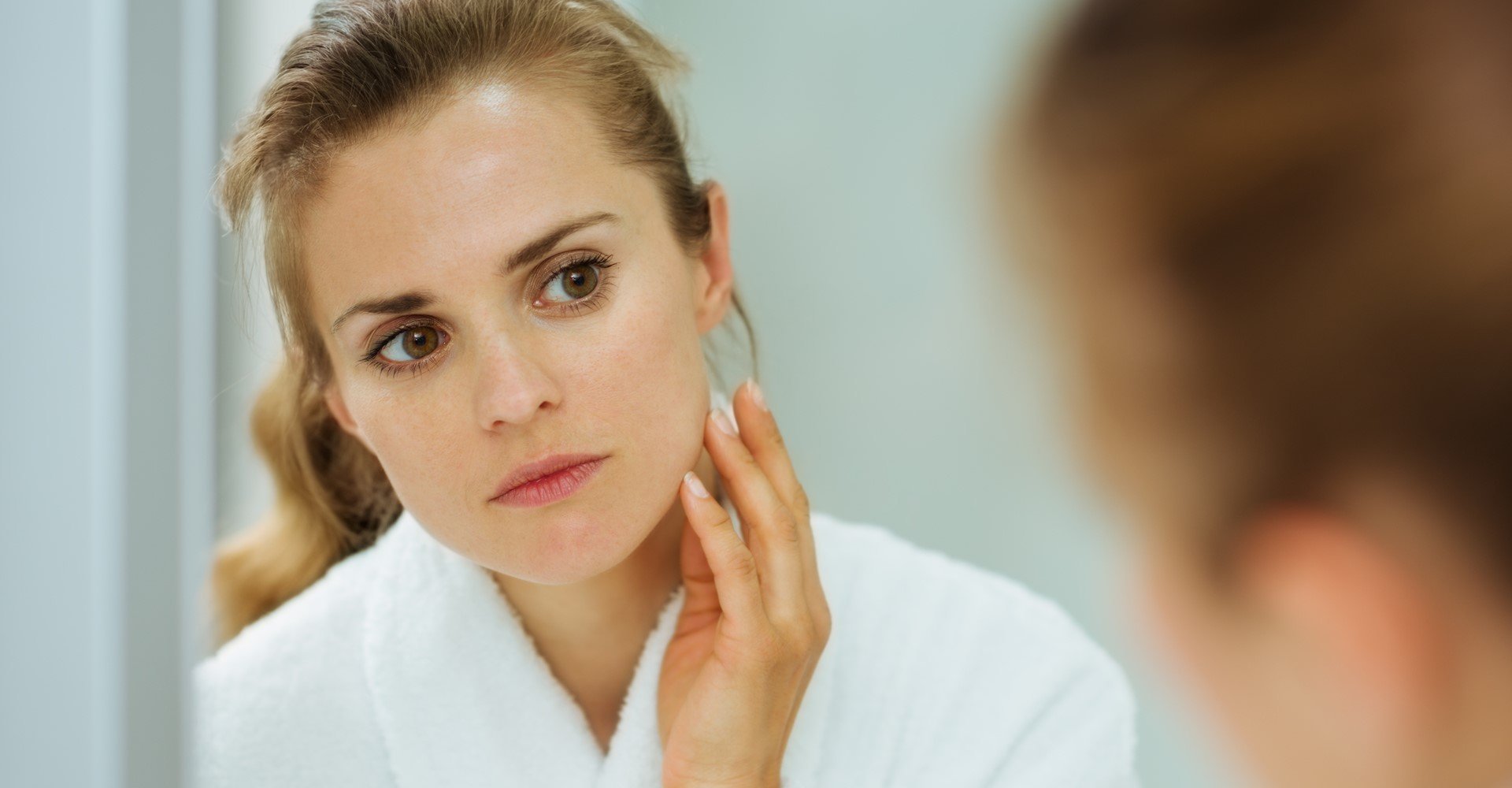 Modelo branca se olhando no espelho