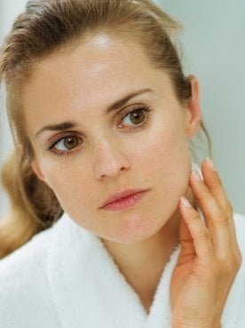 Modelo branca se olhando no espelho