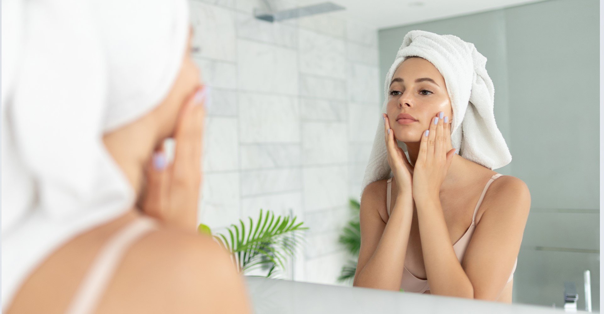 Modelo branca se olhando no espelho