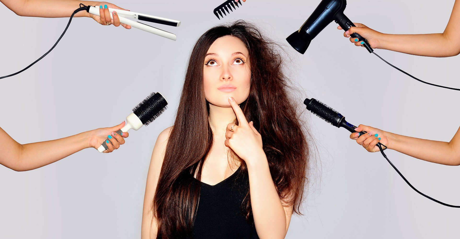 Profissionais com escova de cabelo e uma modelo com o cabelo liso