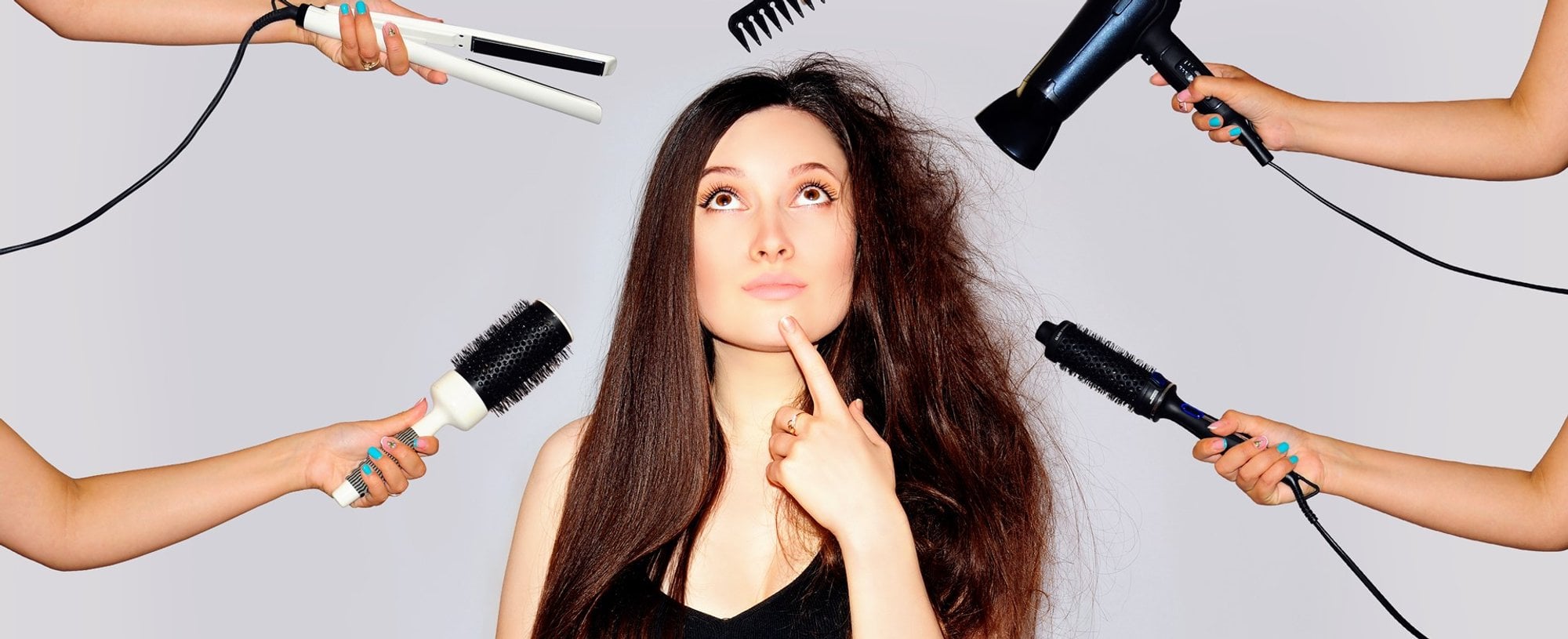 Profissionais com escova de cabelo e uma modelo com o cabelo liso