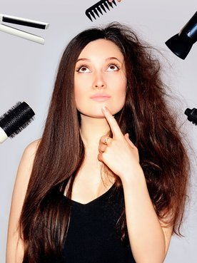 Profissionais com escova de cabelo e uma modelo com o cabelo liso