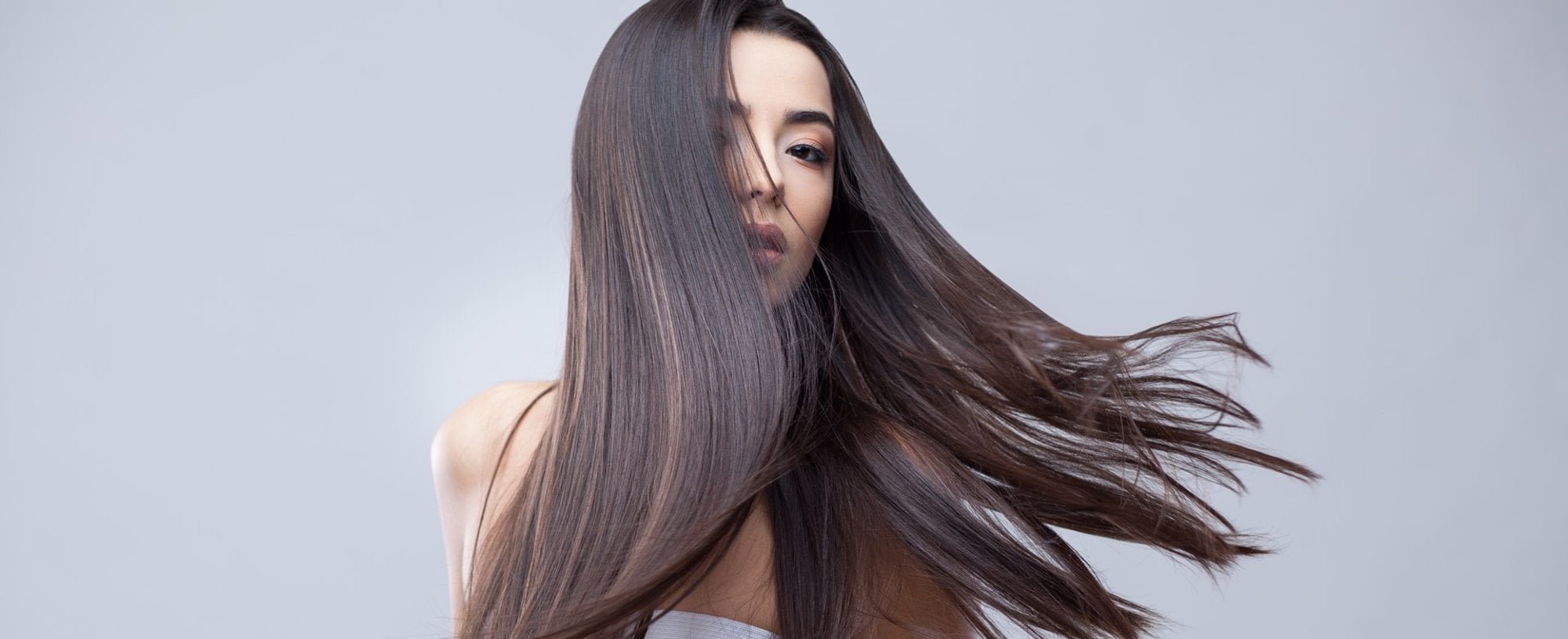 Modelo branca com cabelo liso posando para a foto