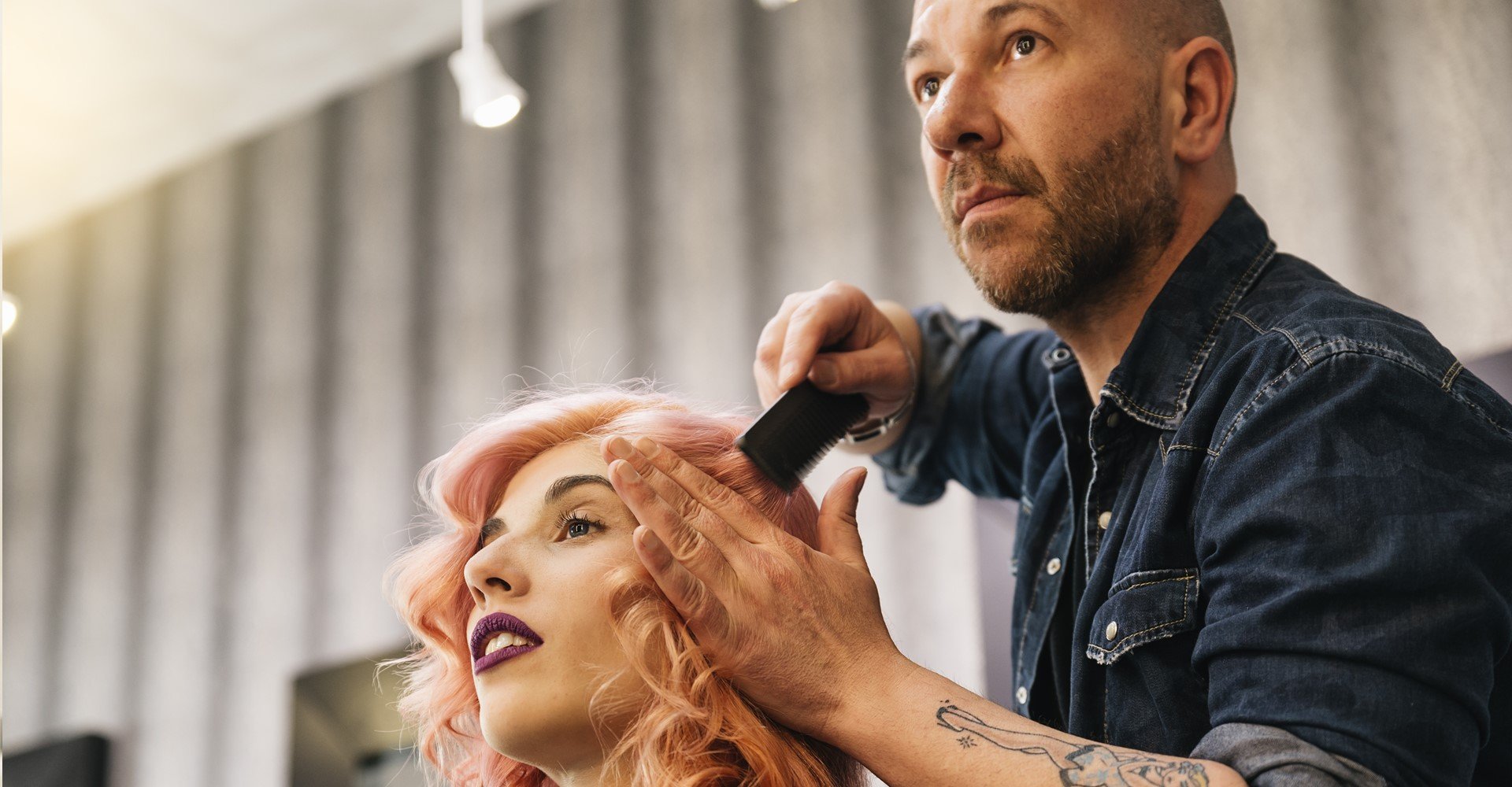 Profissional fazendo penteado em modelo branca
