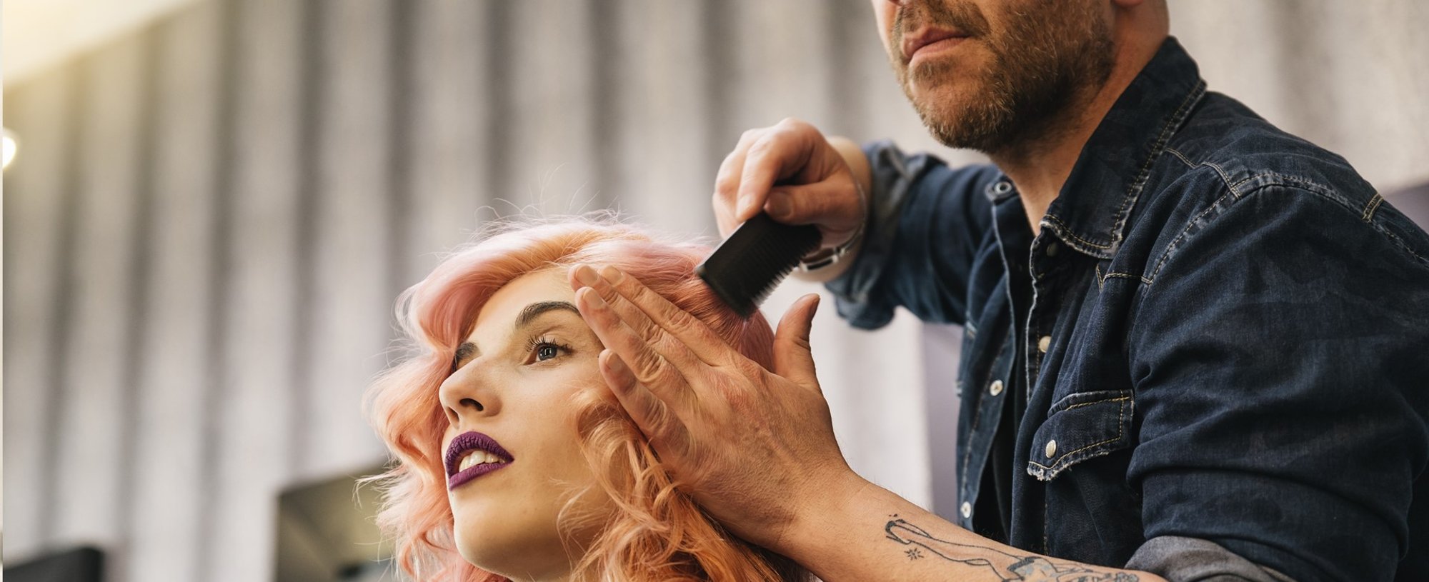 Profissional fazendo penteado em modelo branca