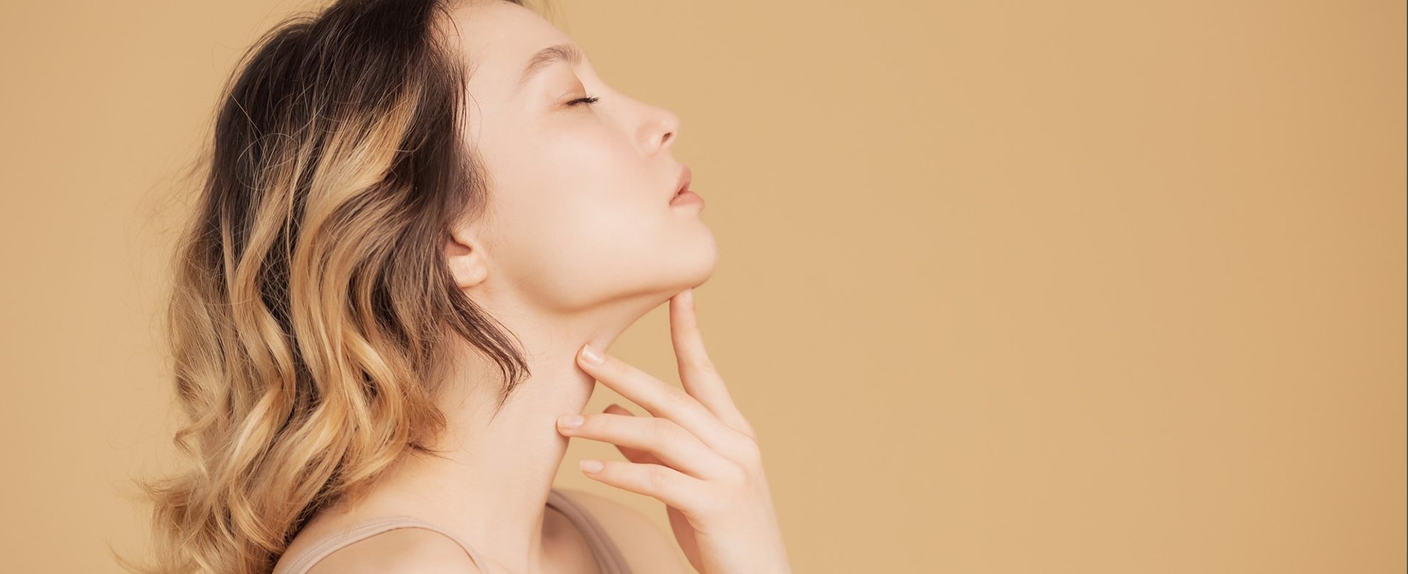 Modelo branca com cabelo curto e mechas loiras