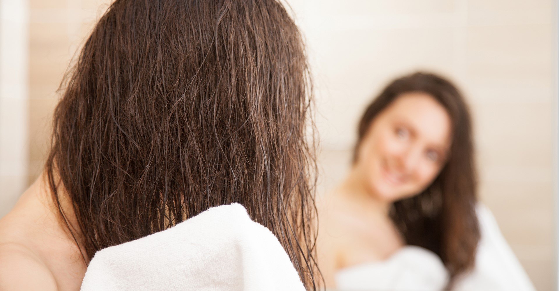 ошибки в уходе за волосами. девушка с феном. сушка феном. девушка сушит волосы феном. девушка с высохшими волосами.